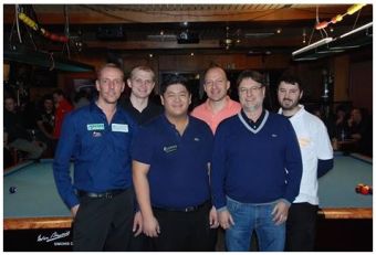 Im Foto die Top 4 v.l.: Christian Reimering, Klaus Hebestreit, Mario He, Andreas Roschkowski, Peter Flicker (Organisator) und Sebastian Spohn (Turnierleiter). Im Foto die Top 4 v.l.: Christian Reimering, Klaus Hebestreit, Mario He, Andreas Roschkowski, Peter Flicker (Organisator) und Sebastian Spohn (Turnierleiter).